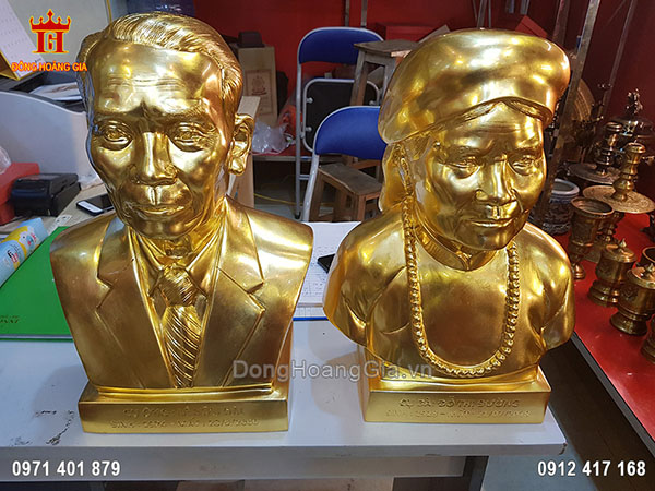 Bức tượng chân dung bán thân cụ ông Lê Hữu Đài và cụ bà Đỗ Thị Đường