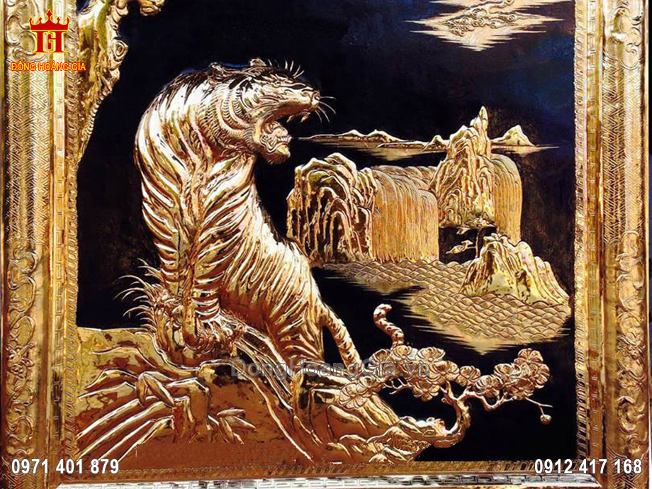 Bức tranh bằng đồng tấm dày từ 0,5 ly đến 1 ly, khung đồng vàng bo bao xung quanh giúp tạo nên khí thế mạnh mẽ, oai hùng của chúa Sơn Lâm