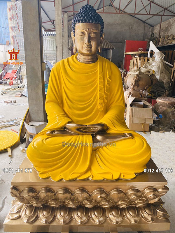 Gương mặt hiền từ nhìn xuống chúng sinh của Đức Phật được các nghệ nhân chạm khắc vô cùng sắc nét