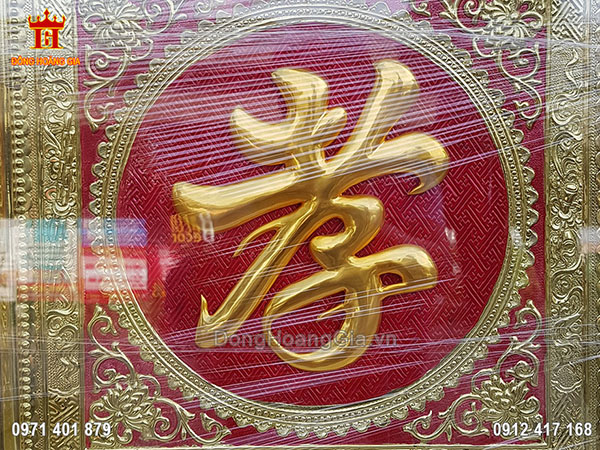Chữ Hiếu ở trung tâm bức tranh được chạm thúc tỉ mỉ theo tiếng Hán, bên ngoài dát vàng 9999 vô cùng đẹp