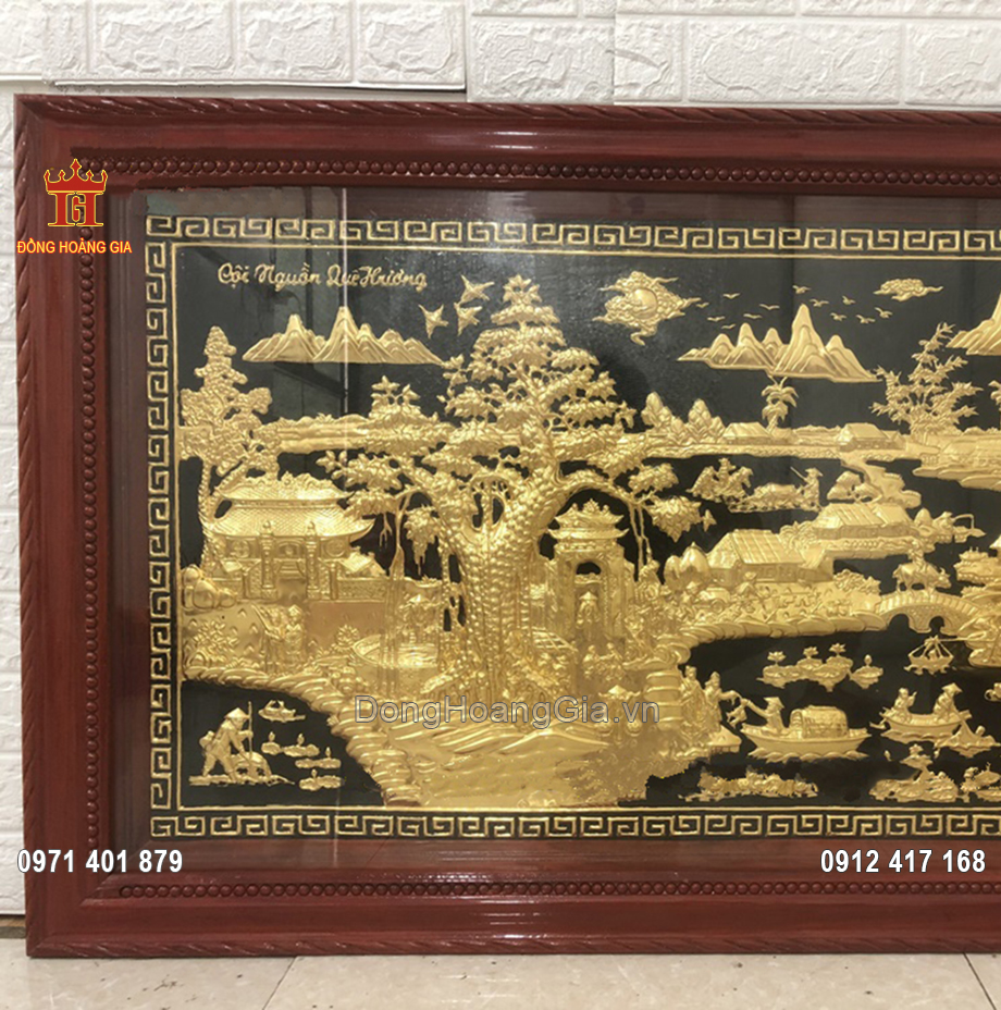 Sản phẩm miêu tả khung cảnh sinh hoạt của con người Việt nam tại làng quê bằng đồng vàng dày 8 rem, dát vàng 9999