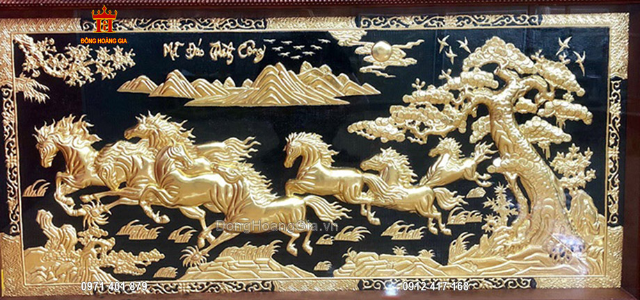 Trong 8 con ngựa đang tiến về phía trước luôn có một con đứng ở vị trí thứ 4 hay thứ năm quay đầu lại như khích lệ tinh thần đồng đội