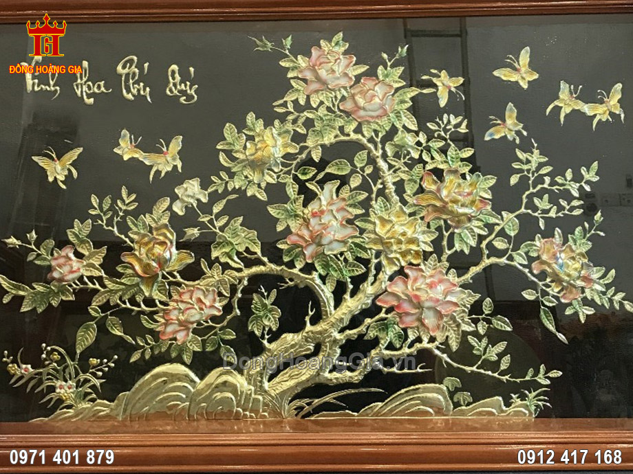 Nổi bật trên nền đen là hình ảnh cây hoa khoe sắc, căng tràn nhựa sống được các nghệ nhân chạm thúc vô cùng tỉ mỉ