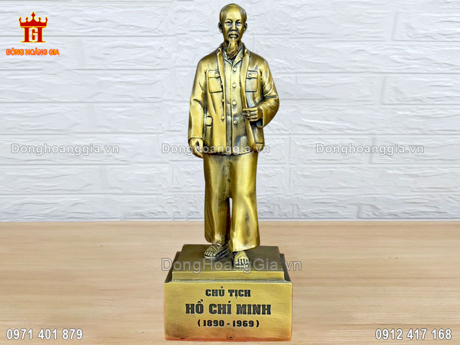 Tượng Bác Hồ Đứng Bằng Đồng Vàng Mộc Bày Trí Phòng Khách