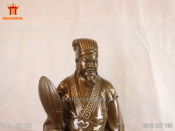 Gương mặt của Khổng Minh được các nghệ nhân làng nghề đồng Ý Yên - Nam Định khảm vô cùng kỹ lưỡng, giúp tạo lên hình ảnh một vị quân sư có tài thao lược sắc nét