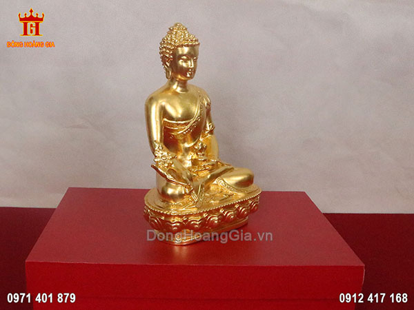 Hình tượng Đức Phật ngồi tọa lạc trên đài hoa sen với thần thái ung dung, hiền hậu được các nghệ nhân làm vô cùng tỉ mỉ