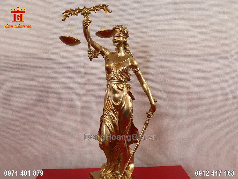 Gương mặt hiền từ của Nữ Thần được chạm khắc tỉ mỉ, sắc nét bởi các nghệ nhân tại làng nghề đồng Ý Yên - Nam Định
