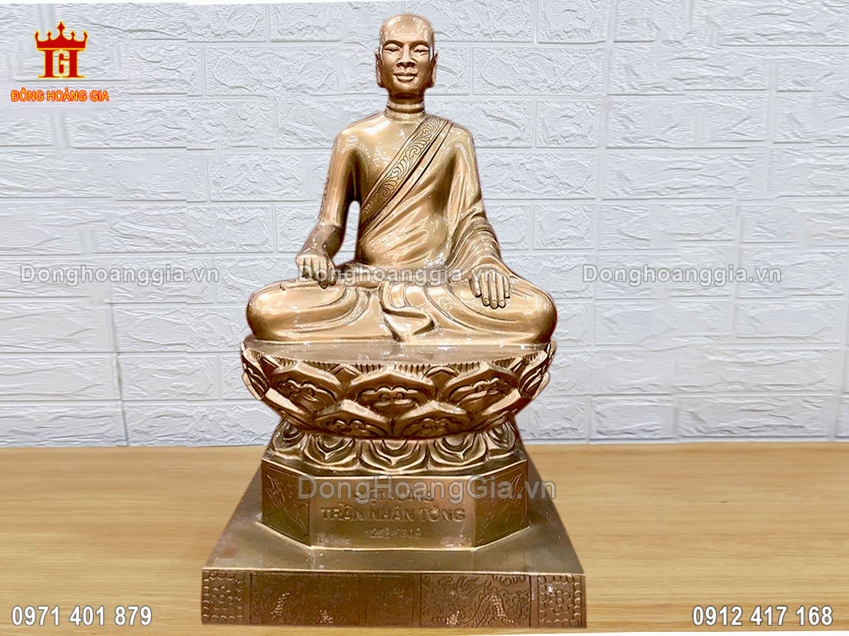 Tượng Phật Hoàng Trần Nhân Tông Bằng Đồng Màu Nhũ Sang Trọng